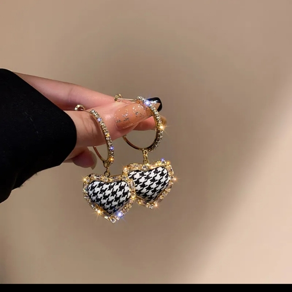 Heart Shaped Houndstooth Earrings - Picture 2 of 5